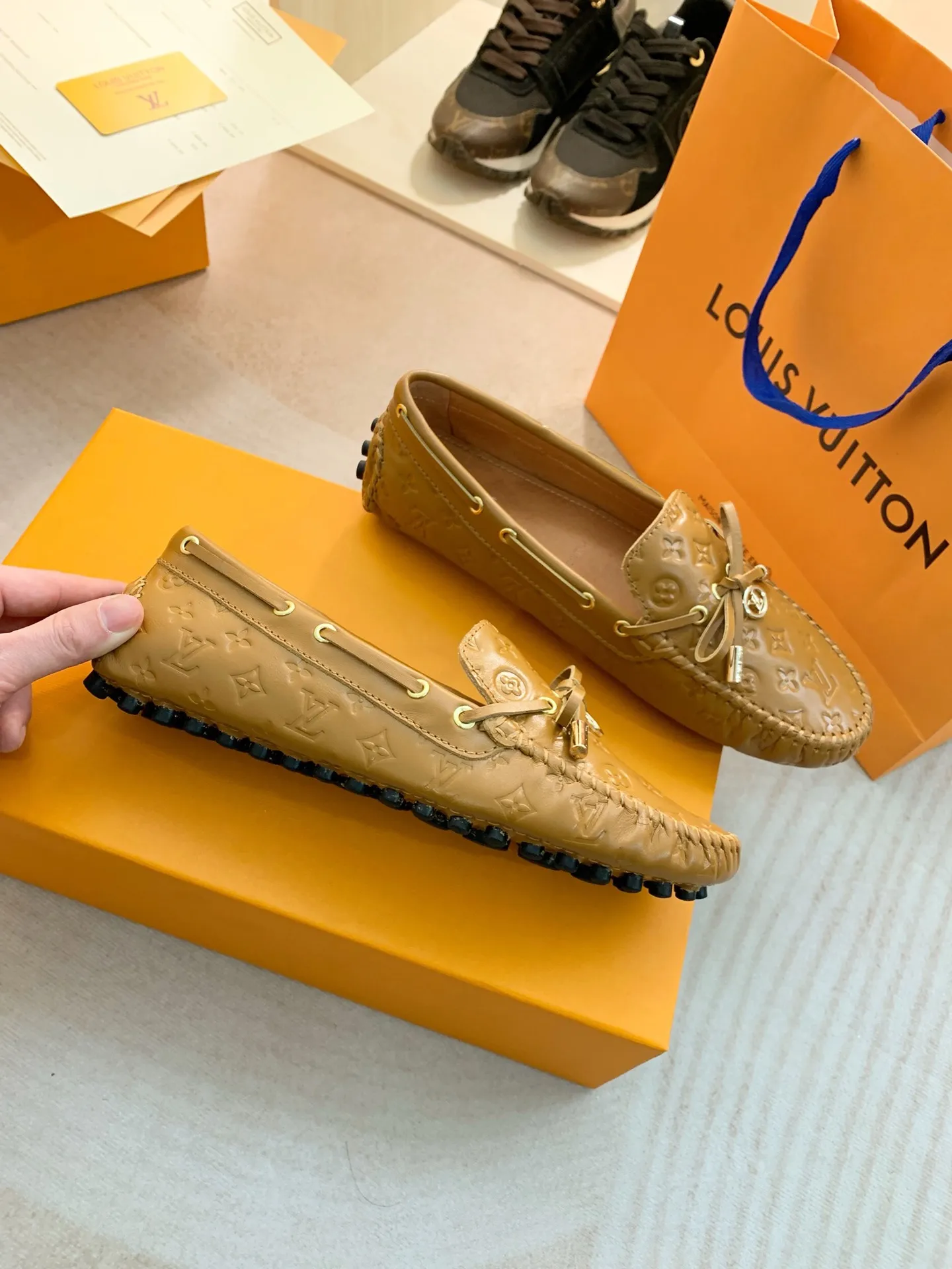 p460💰Couple model❤️🇫🇷 𝙇𝙤𝙪𝙞𝙨 𝙑𝙪𝙞𝙩𝙩𝙤𝙣 🇫🇷Louis Vuitton 2023 Classic𝓛𝓿 𝓣𝓻𝓪𝓲𝓷𝓮𝓻 Sports Series ➪➪➪¯ [Arizona Doudou Shoes Series] ▪️▪️▪️Arizona slip-on shoes are made of Monogram Eclipse canvas. Its hand-painted and dyed edges and hand-sewn uppers fully demonstrate Louis Vuitton's traditional shoemaking craftsmanship. This slip-on shoe is very lightweight. The integrated tongue and upper make it particularly comfortable and flexible. The soft outsole is equipped with rubber padding. Decorated with matching sash. Detailed features: ☑️Monogram Eclipse canvas ☑️Black Eclipse pattern ☑️Hand-painted shoe edges ☑️Hand-sewn uppers (each pair takes time to process) ☑️Integrated tongue and upper construction ☑️Outsole equipped with rubber lining ☑️size: 35_46